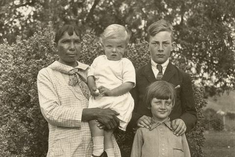 Group portrait of Marianna with Helene Albrecht