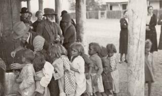 Children lining up for food Source Finke River Mission